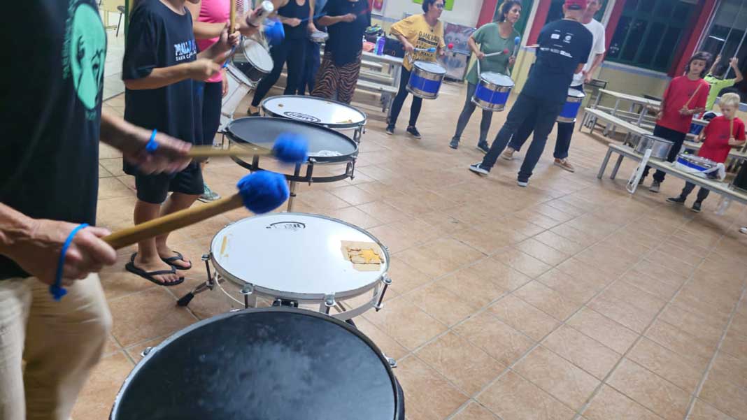 Músico Luciano Candemil realiza oficinas gratuitas de percussão de ritmos afro-brasileiros neste mês