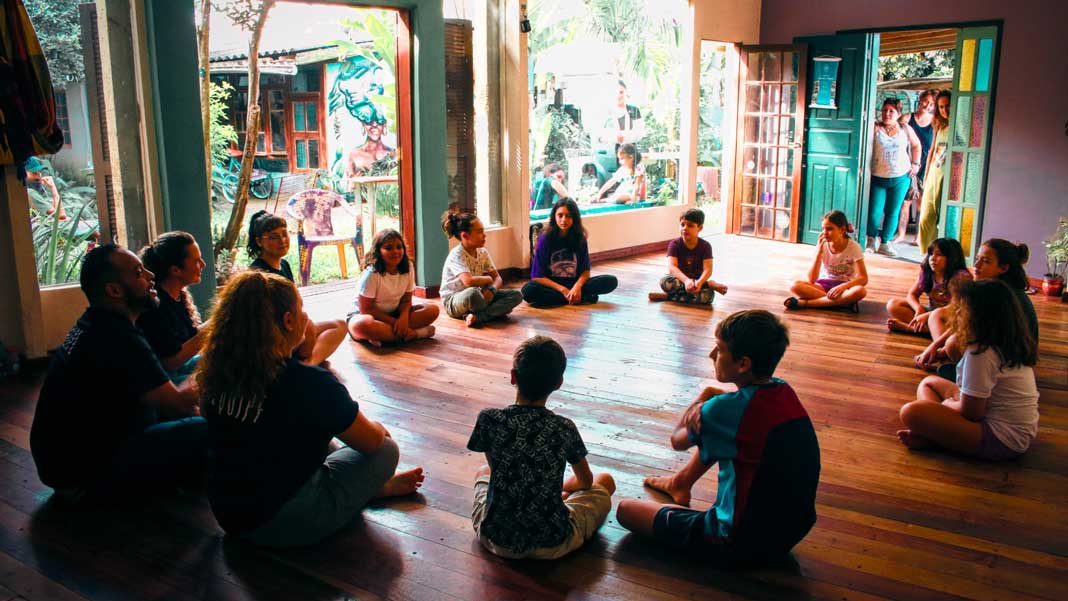 Projeto oferece oficina gratuita de teatro para crianças em Balneário Camboriú: inscrições estão abertas